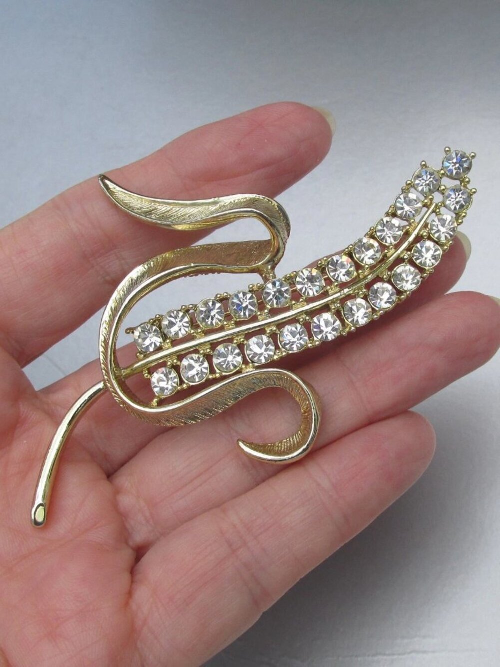 Sarah Coventry 1960s Vintage RADIANCE Wheat Gold-Tone Rhinestone Brooch Pin